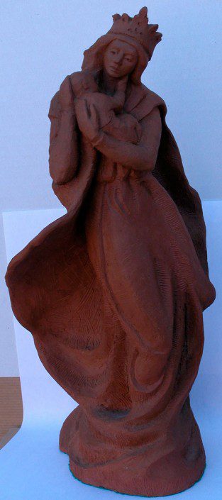 Terracuita de la Mare de Déu amb el Nen Jesús (32x16x12). Mai com ara has estat als braços de la Mare de Déu. Així que deixat bressolar i segueix fent-li carícies a la galta per nosaltres, que li agraden molt.